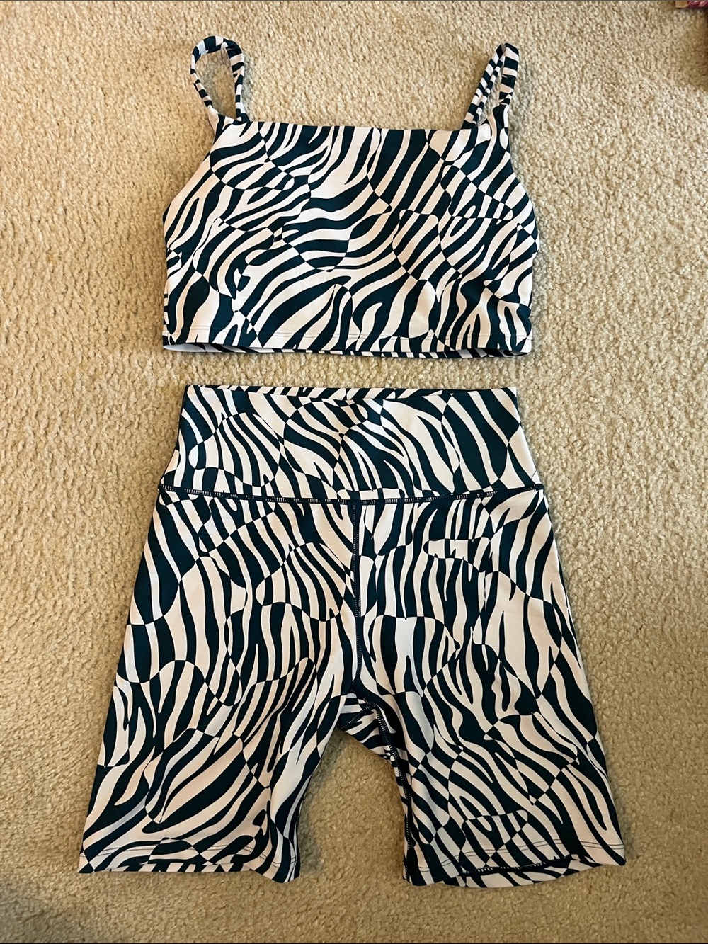 Print Active Set - Blue & White Crop Top + Biker Shorts
